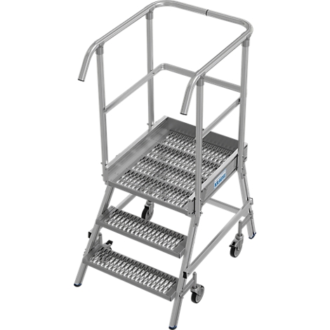 Een zilveren trap met drie treden en een leuning, staand op wielen.