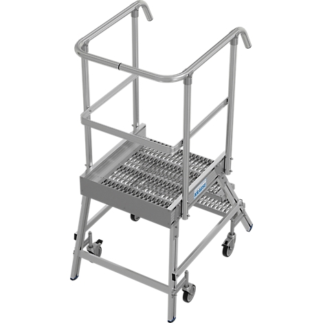 Aluminium platformtrap met leuning en wielen. De ladder heeft een zilveren kleur.