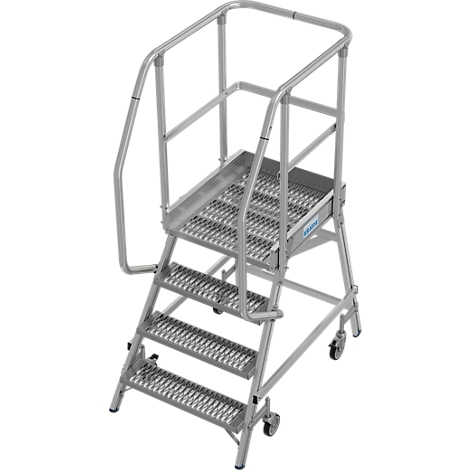 Zilveren rol ladder met leuningen. 4 treden leiden naar een platform, er is nog een leuning aan de bovenkant.