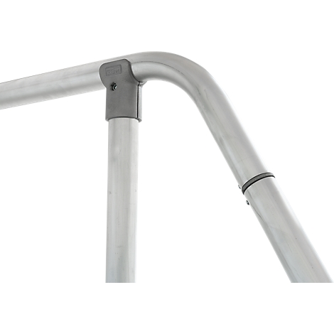 Detailopname van een zilveren metalen constructie met donkergrijze verbindingsstukken en een zwarte ringafdichting.