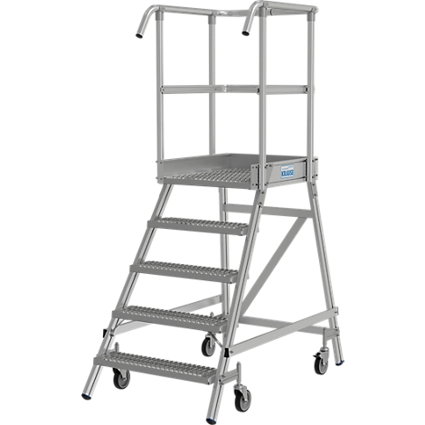 Aluminium trap met leuning en platform op wielen.