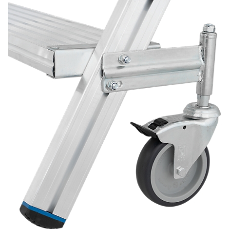 Detailopname van een aluminium ladder met wielen. De ladder staat op een grijs wiel, dat via een hendel kan worden vergrendeld.