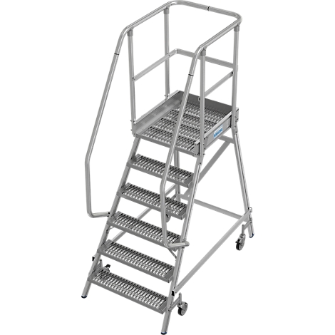 Zilveren rolstepladder met leuning en wielen. Toegang tot een platform met reling.