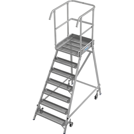 Een zilverkleurige trap met platform, reling en wielen.