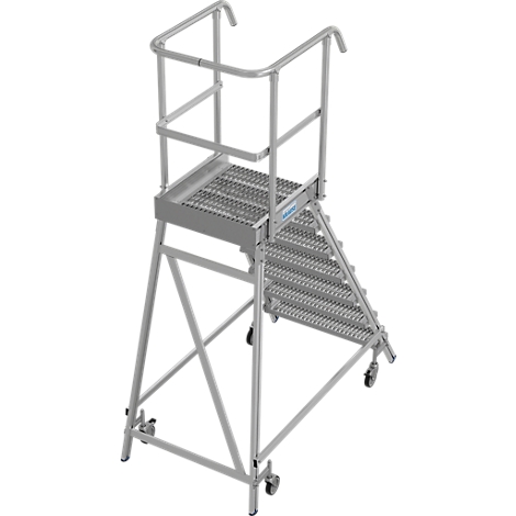 Een zilverkleurige rolsteiger met wielen, leuningen en een platform met rooster. De ladder is vrijstaand.