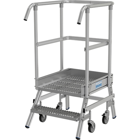 Aluminium-Podestleiter mit Sicherheitsgeländer und Rollen.