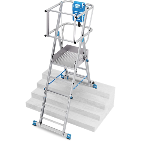 Aluminium trap op treden. Met platform, reling en blauwe details. Een blauwe container met tekst staat op de reling.