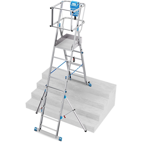 Een hoge werkplatform met leuningen en platform. Het is zilver met blauwe accenten, met een blauwe doos.