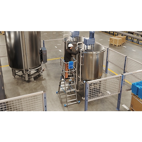 Opgevouwen zilveren ladder met blauwe en rode accenten. Een wiel is zichtbaar.