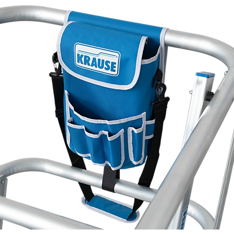 Blauwe gereedschapstas met 'KRAUSE'-logo bevestigd aan een zilveren ladder. Verschillende compartimenten voor gereedschap, zwarte riemen.