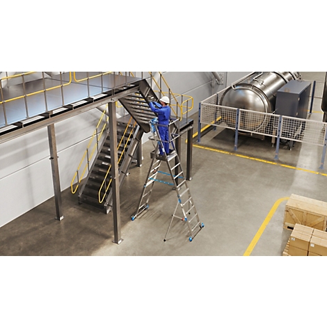 Aluminium-Gerüstleiter, die zur Hälfte zusammengeklappt ist, mit Plattform und Geländer.