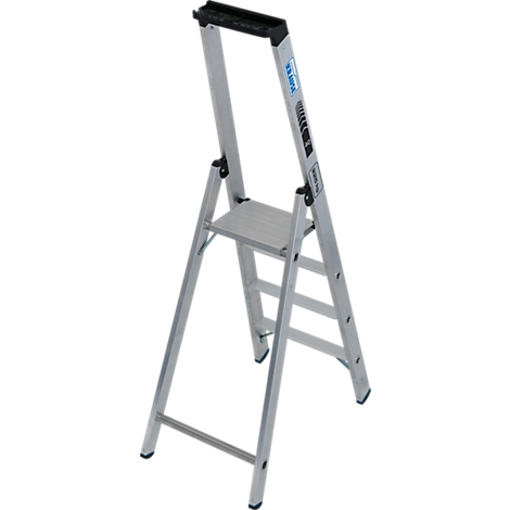 Aluminium-Stehleiter, freistehend. Trittoberfläche und oberes Trittbrett. Das Logo ist auf der rechten Seite zu sehen.