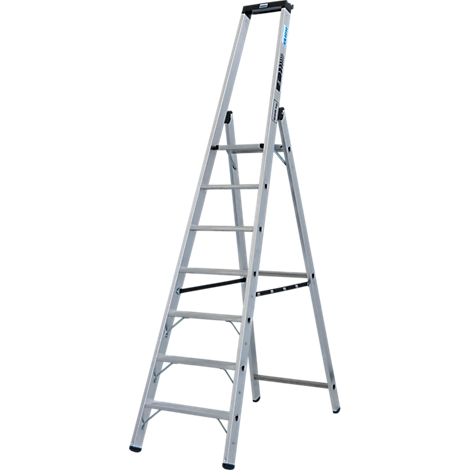 Silberne Stehleiter vor weißem Hintergrund. Mit 7 Stufen, oben mit Griff.