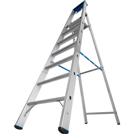 Eine silberne Trittleiter, die gegen eine weiße Wand steht. Die Leiter hat blaue Akzente und schwarze Füße.