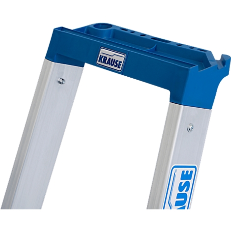 Detailaufnahme einer blauen und silbernen Trittleiter mit dem Schriftzug 'KRAUSE'.