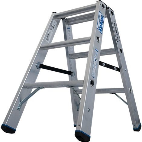 Eine silberne Trittleiter der Marke Krause, mit schwarzen Stützen und blauen Gummifüßen, steht isoliert.