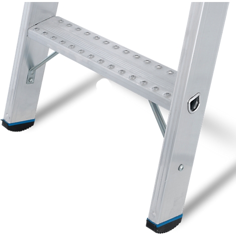 Detailopname van een zilverkleurige ladder. De treden zijn geribbeld, met blauwe en zwarte rubberen beschermers op de voeten.