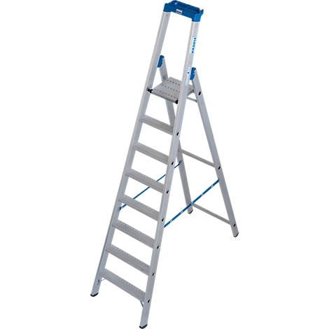 Een zilveren trap met blauwe accenten. Zeven treden, een platform en een leuning. Staat op een witte achtergrond.