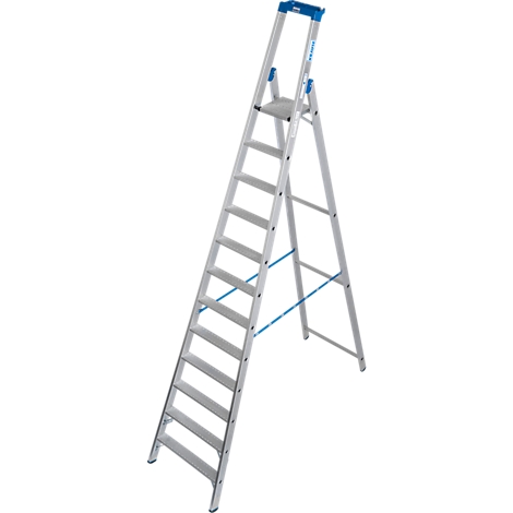 Een zilverkleurige ladder, gedeeltelijk uitgeklapt, tegen een witte achtergrond. Blauwe accenten op de stijlen, bovenste trede en verbindingen.