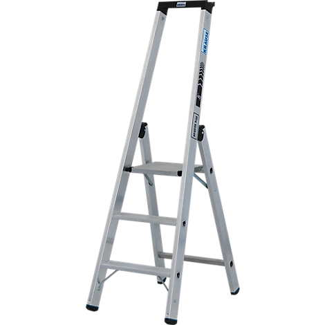 Aluminium trap, zilverkleurig, met drie treden en een leuning. Opschrift "KRAUSE".