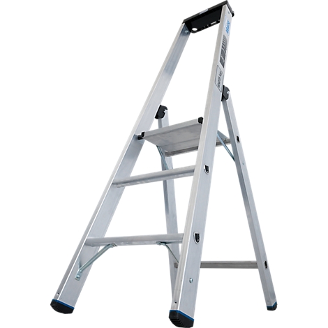 Zilveren aluminium trap met zwarte treden en blauwe voeten op een witte achtergrond.