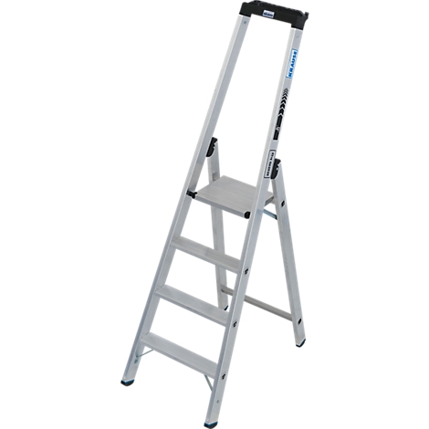 Zilveren aluminium trap met drie treden en een platform. Een blauw logo is zichtbaar.