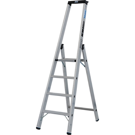 Een zilveren trap met zwarte rubberen voetjes, treden en een leuning.