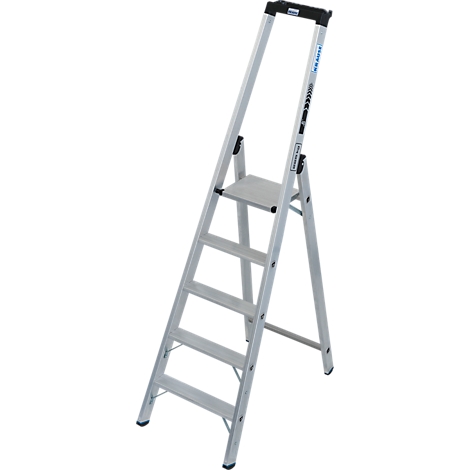 Een zilveren trap die rechtop staat. Hij heeft vier treden en een handvat aan de bovenkant. De ladder heeft zwarte rubberen voetjes en details.