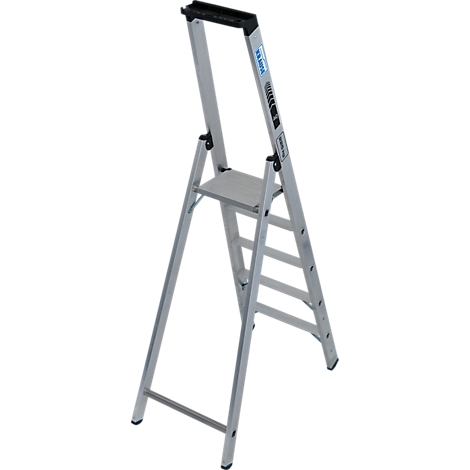 Zilveren metalen trap; brede, zwarte trede bovenaan. Logo op het frame.