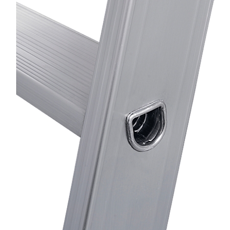 Detailopname van een zilveren ladder. In focus: een sport, een stijl en een uitsparing.