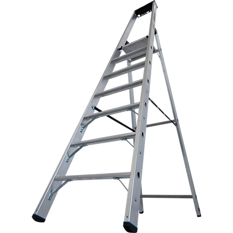 Een zilveren trap tegen een witte achtergrond. De ladder staat in een hoek en is in gebruik.