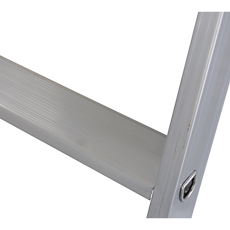 Close-up van een aluminium ladder: de treden en zijkanten zijn in detail te zien. Metaalachtig, lichtgrijs.