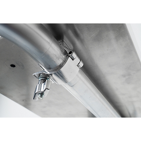 Detailaufnahme einer Metallkonstruktion. Rohre und Verbindungsstücke aus Edelstahl, montiert an einer Metallplatte.