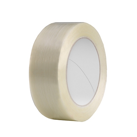 Eine Rolle transparentes Klebeband auf weißem Hintergrund.