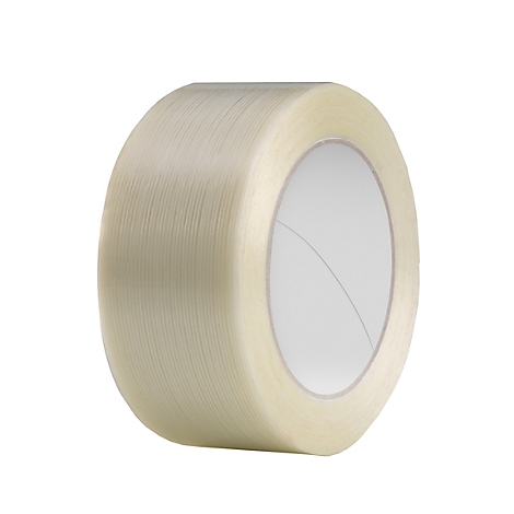 Eine Rolle transparentes Klebeband mit sichtbarer Fadenverstärkung vor weißem Hintergrund.
