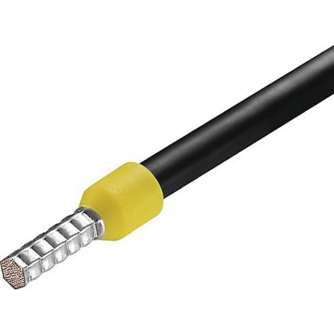 Close-up van een gestripte kabel met gele isolatiemouw, zwarte kabel en metalen uiteinden.