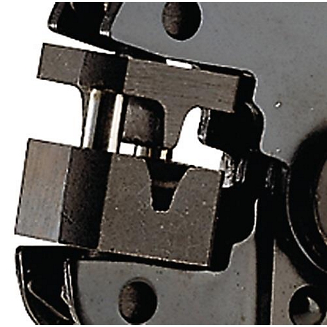 Close-up van een krimptang. De bekken van de tang zijn gesloten en vormen een V-vorm met een metalen inzetstuk.
