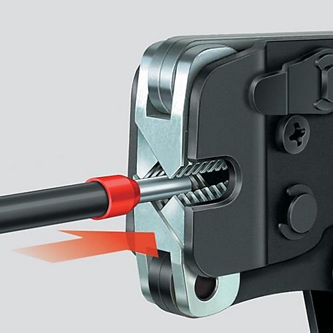 Close-up van een krimptang die een kabel perst. Rode pijl geeft de richting aan.