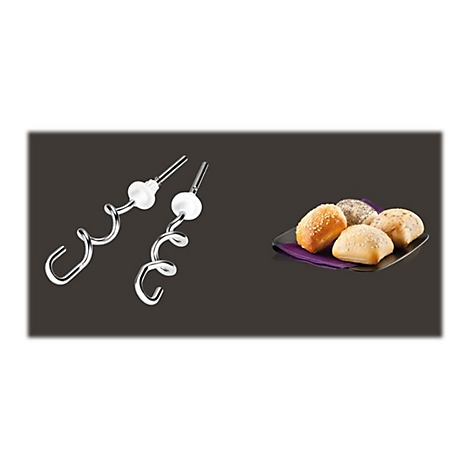 Zwei metallene Knethaken neben einem Teller mit frisch gebackenen Brötchen.