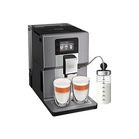 Silberner Krups Intuition Kaffeevollautomat mit zwei Gläsern Latte Macchiato und angeschlossenem Milchbehälter.