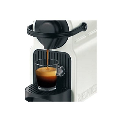 Weiße Kaffeemaschine brüht einen frischen Espresso in eine durchsichtige Glastasse.