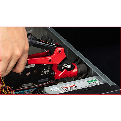 Eine Hand benutzt eine rote KS Tools Nietzange an einem Computergehäuse.