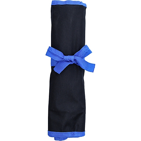 Eine aufgerollte schwarze Stofftasche mit blauen Rändern, die in der Mitte mit einer blauen Schleife fixiert ist.