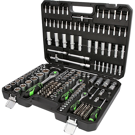 Geöffneter schwarzer Werkzeugkoffer mit einer Vielzahl an sortierten Steckschlüsseln und Ratschen mit grünen Griffen.