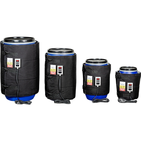 Vier Fässer mit schwarzen Heizmänteln und Bedienfeldern, unterschiedliche Größen.