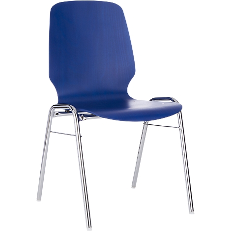 Blauwe stoel met verchroomd frame. De zitting en rugleuning zijn van kunststof.