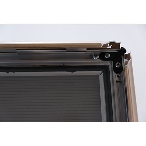 Nahaufnahme einer Fenstereckverbindung mit Aluminiumrahmen und Verschraubung.