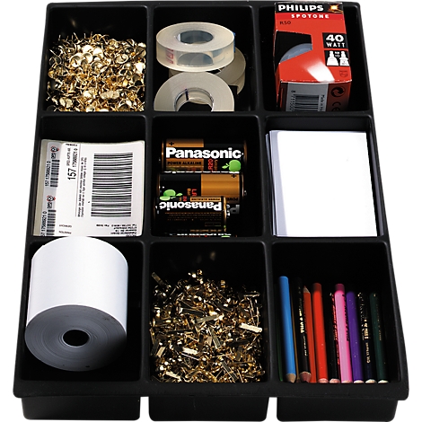 Schwarze Kunststoff-Organisationsbox mit neun Fächern, gefüllt mit Bürobedarf: Büroklammern, Klebeband, Glühbirnen, Etiketten, Batterien, Notizzettel, Papierrollen und Stiften.