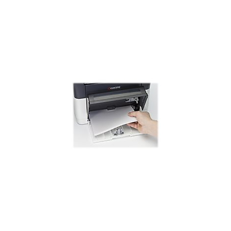 Nahaufnahme einer Hand, die Papier in einen Drucker einlegt.
