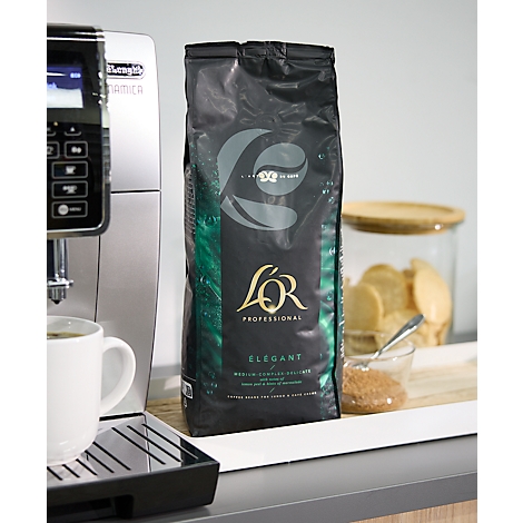 Kaffeebohnenbeutel mit L'Or-Logo neben Kaffeemaschine und Tasse.